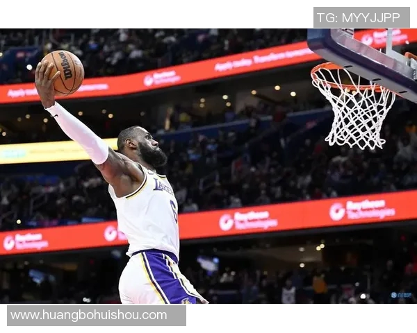 骑士对阵老鹰詹姆斯上演惊艳劈扣瞬间引爆全场热情